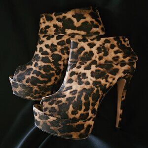 Izabella Rue “Mara” Leopard Print Pumps – Size 11